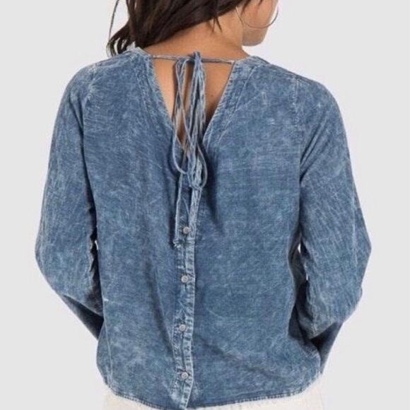 Anthropologie Cloth & Stone Denim Look Bell Sleeve Button Cutout Top Small - Picture 2 of 9